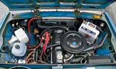 Двигатель и подкапотное пространство автомобиля ВАЗ-2107