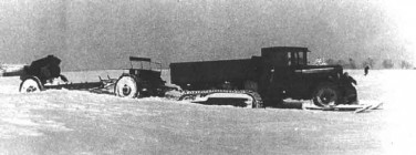 Зимний вариант использования ЗИС-42 в качестве артиллерийского тягача, с лыжами под передними колесами