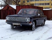  Первое поколение ГАЗ-24 вид спереди. Бампер не имеет "клыков" номерной знак под бампером.