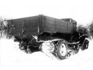 Гусенично-колесный грузовой автомобиль ГАЗ-65, вид сзади.