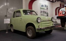 Один из опытных образцов автомобиля ГАЗ-18 который находится в музее Горьковского автозавода.