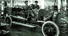 Первый автомобиль "Промбронь С24/45" в сборочном цехе "1-го бронетанкового-автомобильного завода"
