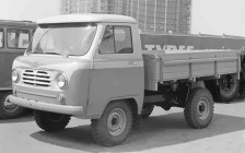 Бортовой грузовик УАЗ-450Д с двухместной кабиной и деревянным кузовом.