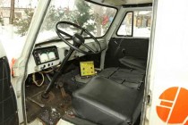 Место водителя в электромобиле УАЗ-3801. Вместо стандартных приборов на панели расположены вольтметр и амперметр.
