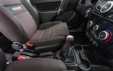 Салон и передние сиденья с улучшенной боковой поддержкой автомобиля Kalina Sport второго поколения.