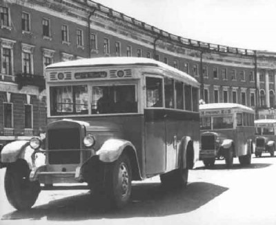 Несколько автобусов ЗИС-8 движутся по улицам города