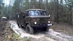 ГАЗ-66 с кунгом проходит бездорожье