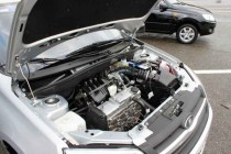 Двигатель и подкапотное пространство автомобиля Лада "Гранта" (ВАЗ-2190)